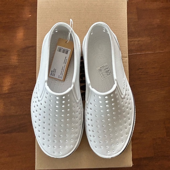 Kids Native Shoes sz J2 - Picture 2 of 3